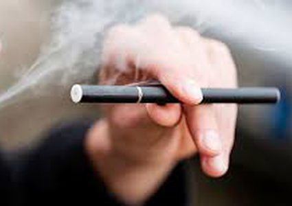 خبراء يحذرون من مخاطر زيادة إستخدام السجائر الإلكترونية