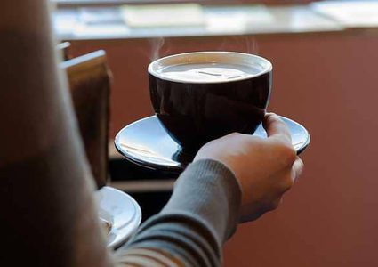 ما الأضرار التي قد يسببها تناول مشروبات الكافايين لجسمك؟