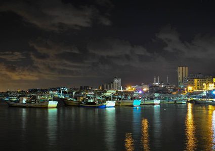 طيران الإحتلال يستهدف قاربين في ميناء غزة بصاروخين دون اصابات