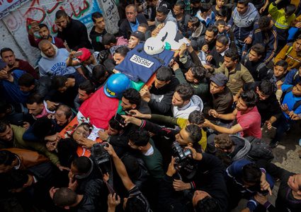 "مسيرة العودة".. استهداف ممنهج للكاميرا والقلم