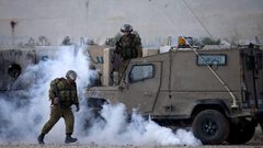 بالصور.. مستوطنون يعطبون اطارات مركبات جنوب نابلس