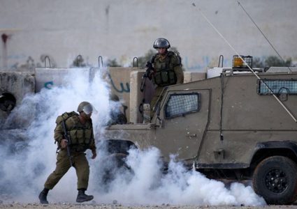 بالصور.. مستوطنون يعطبون اطارات مركبات جنوب نابلس