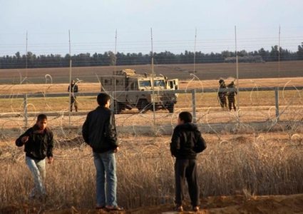 شبان يجتازون السياج الحدودي شرقي غزة وجباليا