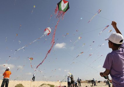 مزحة طفل لم يكمل طائرته الورقية مع والدته تتحول لحقيقة