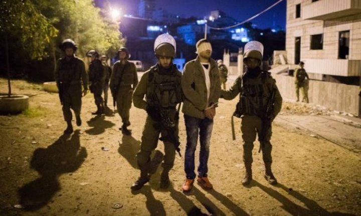 الاحتلال يحتجز شابا تصدى لمستوطنين هاجموا منزله بالبلدة القديمة في الخليل