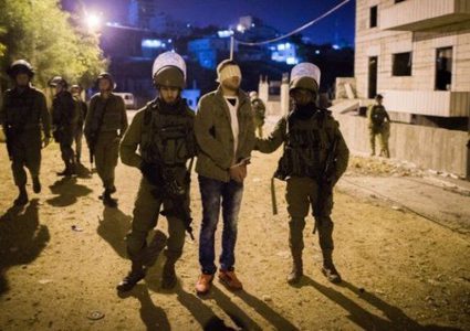 الاحتلال يحتجز شابا تصدى لمستوطنين هاجموا منزله بالبلدة القديمة في الخليل