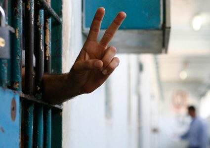 8 أسرى يواصلون إضرابهم عن الطعام