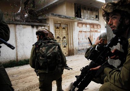 الاحتلال يعتقل مواطنين من الخليل وبيت لحم