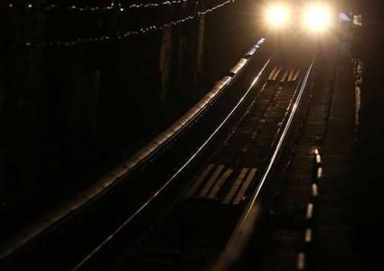 بريطاني دهسه القطار 300 مرة في يوم واحد