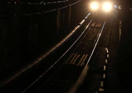 بريطاني دهسه القطار 300 مرة في يوم واحد