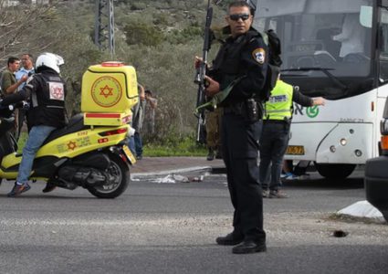 الاحتلال يعتقل ثلاثة شبان