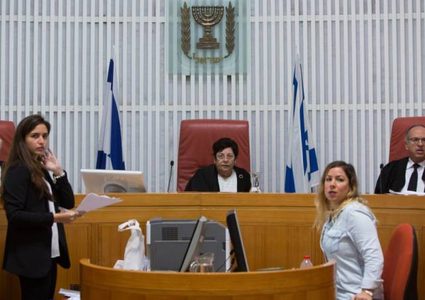 محكمة الاحتلال تمهل سكان "الخان الأحمر" في القدس حتى الخميس لتهجيرهم