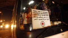 الصليب الأحمر: أهالي 18 معتقلًا يغادرون غزة لزيارة أبنائهم في سجن نفحة