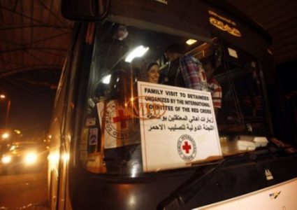 الصليب الأحمر: أهالي 18 معتقلًا يغادرون غزة لزيارة أبنائهم في سجن نفحة