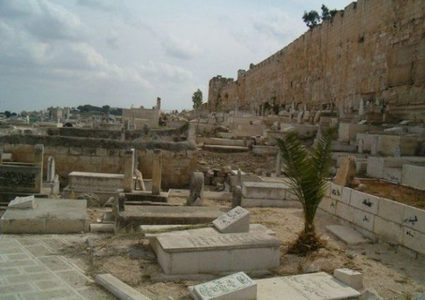 "علماء القدس" تؤكد تحريم نبش القبور في "باب الرحمة"