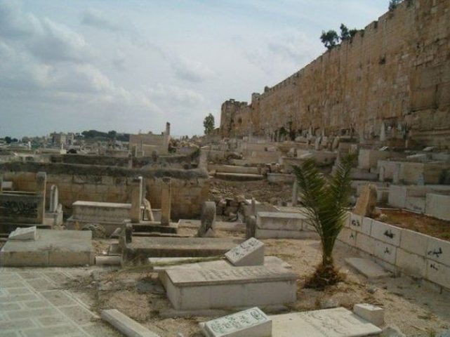 "علماء القدس" تؤكد تحريم نبش القبور في "باب الرحمة"