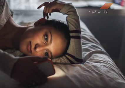 ماذا يحدث عندما تتصفح هاتفك قبل النوم؟
