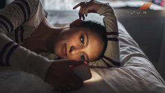 ماذا يحدث عندما تتصفح هاتفك قبل النوم؟