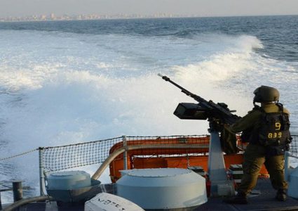 زوارق الاحتلال تستهدف مراكب الصيادين شمال القطاع