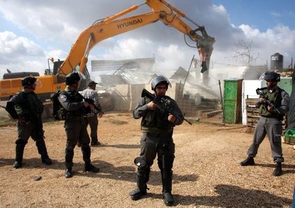 الاحتلال يهدم موقفا للشاحنات في بلدة قلنديا