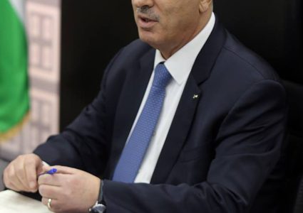 في عيدهم.. رئيس الوزراء يحيي عاملات وعمال فلسطين