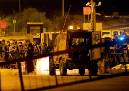 الاحتلال يقيم حاجزاً على مدخل قلقيلية ويعتقل شابًا في عزون