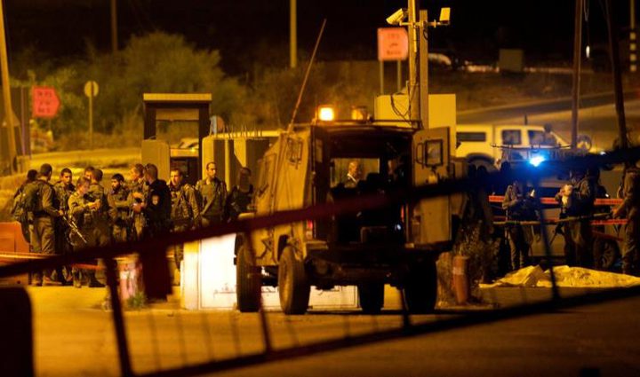 الاحتلال يقيم حاجزاً على مدخل قلقيلية ويعتقل شابًا في عزون