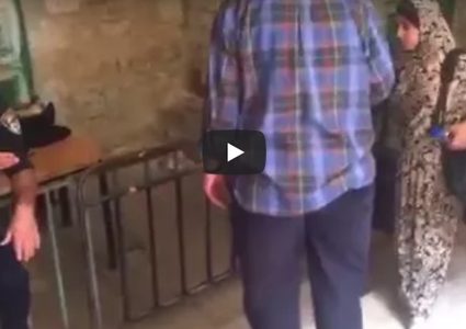 شاهد- منع فتاة من دخول الأقصى.. والسبب؟