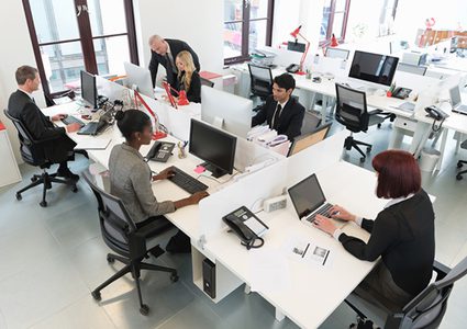 كيف تؤثر  طريقة جلوس الموظفين على مستوى أدائهم؟