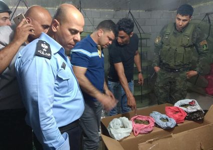 الشرطة تضبط مستنبتًأ ومعملًا للمخدرات بتقنيات عالية