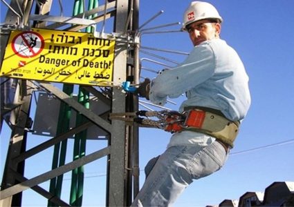 إسرائيل تسلم فلسطين كهرباء الضفة الغربية