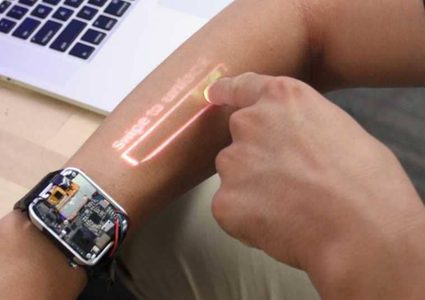 ساعة تحول يد المستخدم لشاشة تعمل باللمس