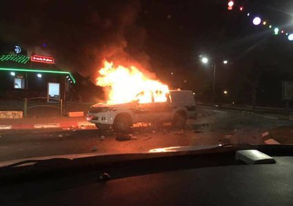 شبان يلقون زجاجات حارقة على دورية لقوات الاحتلال في عزون