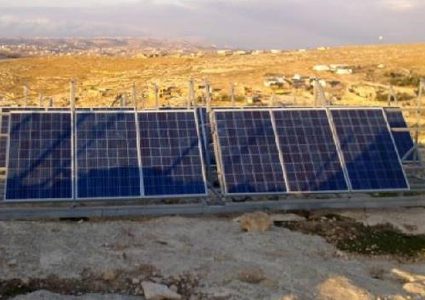 الاحتلال يهدم غرفة سكنية ويستولي على خلايا شمسية وخزانات مياه جنوب الخليل