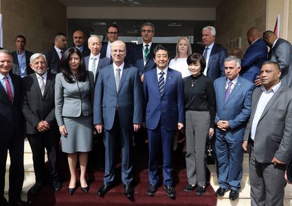 رئيس الوزراء يستقبل نظيره الياباني في المنطقة الصناعية الزراعية بأريحا