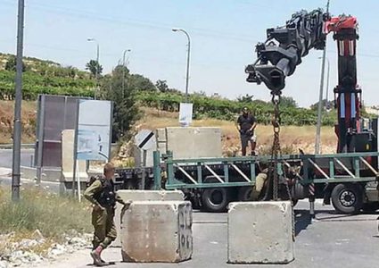 وقفة احتجاجية تطالب بإزالة البوابة الحديدية قرب مدرسة خرسا