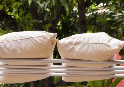 متى يجب غسل الوسائد؟