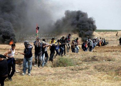 الاحتلال يطلق قنابل الغاز تجاه شبان اقتربوا من السياج الشائك شرق خزاعة