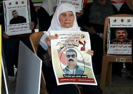 وفاة والدة المبعد خالد أبو نجمة