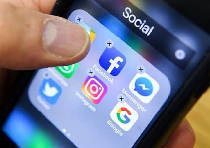 علاقة ضوء الهواتف الذكية الأزرق بالإصابة بالسرطان؟