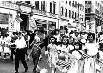 ما قصة عيد العمال العالمي؟ (فيديو)