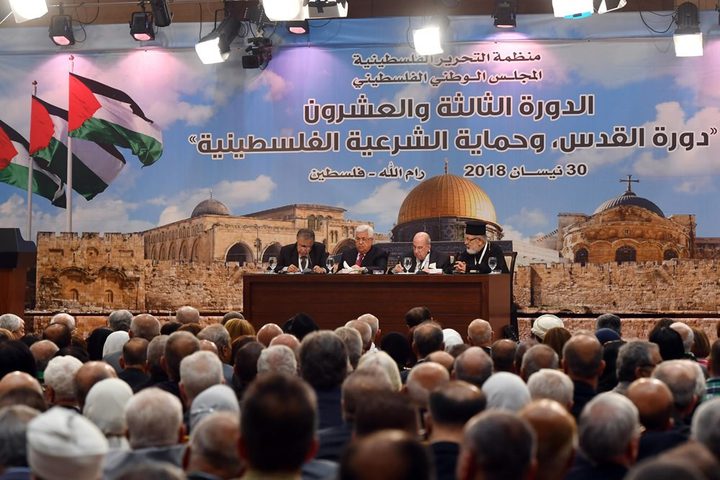 اللجنة التنفيذية لمنظمة التحرير تنتخب الرئيس عباس رئيساً لها بالاجماع