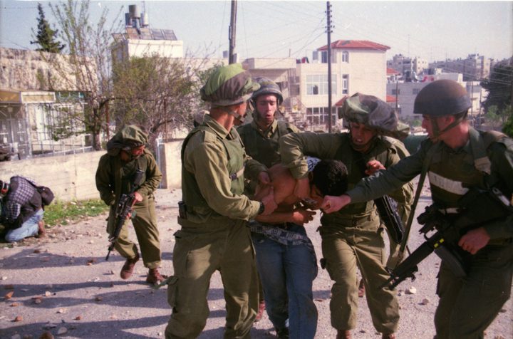 الاحتلال ينكل بأسرى خلال عملية اعتقالهم