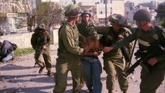 الاحتلال ينكل بأسرى خلال عملية اعتقالهم