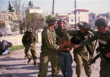 الاحتلال ينكل بأسرى خلال عملية اعتقالهم