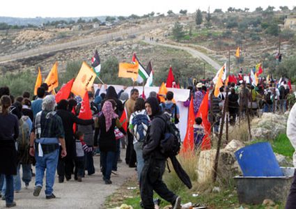 إصابات بالاختناق خلال تفريق الاحتلال مسيرات بالضفة