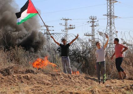 شبان يعثرون على عدد من العبوات الناسفة زرعها الإحتلال بالقرب من السياج الفاصل شرق مدينة غزة