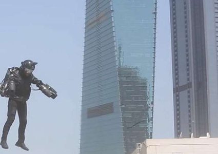 "الرجل الحديدي" يحلق في سماء دبي