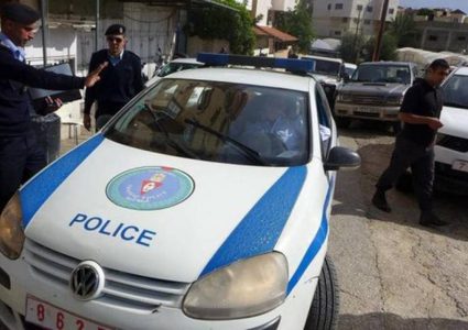 الشرطة: اصابة 3 مواطنين خلال محاولة القبض عليهم