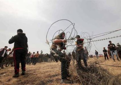 شبان يقصون السياج الحدودي ويجتازونه شرق البريج